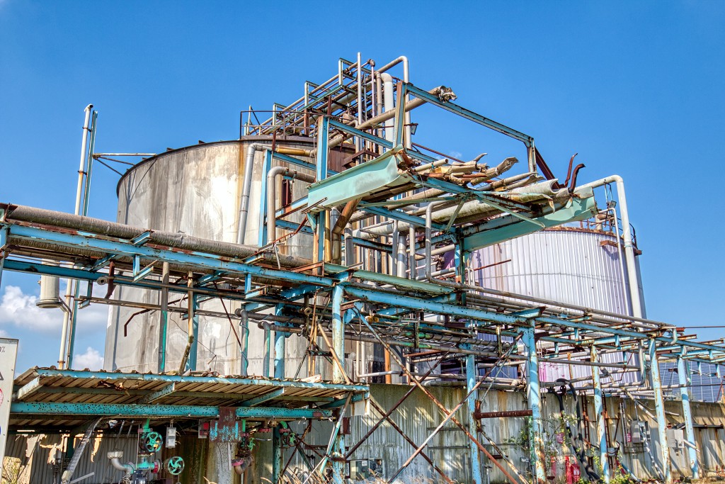 HDR graffiti streetart art kunst factory usine fabriek urbex chemie chemical industry industrie lost abandoned abandonnee decay vervuild pollution vervuiling